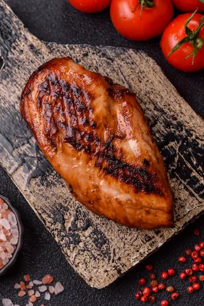 Tavuk göğsü, ızgara fileto, tabakta et yemeği. Öğle yemeği için faydalı ızgara kümes hayvanları