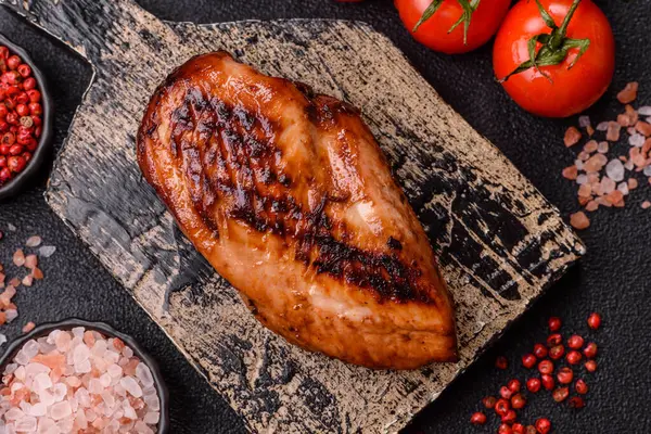 Tavuk göğsü, ızgara fileto, tabakta et yemeği. Öğle yemeği için faydalı ızgara kümes hayvanları