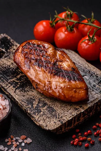 Tavuk göğsü, ızgara fileto, tabakta et yemeği. Öğle yemeği için faydalı ızgara kümes hayvanları