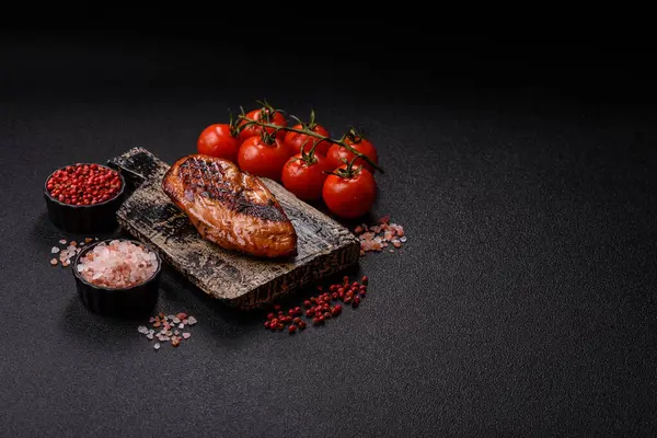 Tavuk göğsü, ızgara fileto, tabakta et yemeği. Öğle yemeği için faydalı ızgara kümes hayvanları