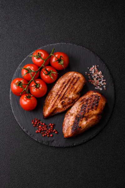 Tavuk göğsü, ızgara fileto, tabakta et yemeği. Öğle yemeği için faydalı ızgara kümes hayvanları