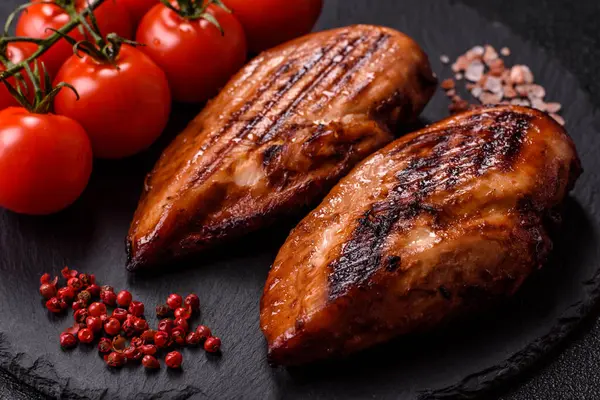 Tavuk göğsü, ızgara fileto, tabakta et yemeği. Öğle yemeği için faydalı ızgara kümes hayvanları