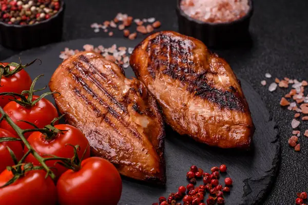Tavuk göğsü, ızgara fileto, tabakta et yemeği. Öğle yemeği için faydalı ızgara kümes hayvanları