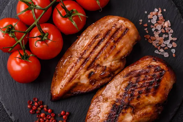 Tavuk göğsü, ızgara fileto, tabakta et yemeği. Öğle yemeği için faydalı ızgara kümes hayvanları