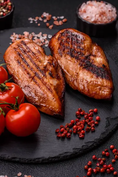 Tavuk göğsü, ızgara fileto, tabakta et yemeği. Öğle yemeği için faydalı ızgara kümes hayvanları