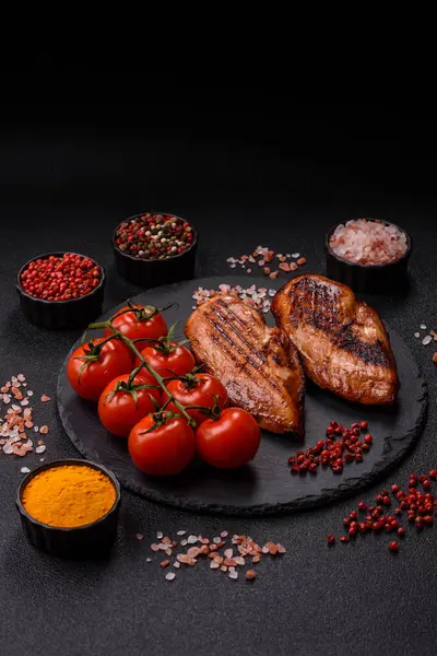 Tavuk göğsü, ızgara fileto, tabakta et yemeği. Öğle yemeği için faydalı ızgara kümes hayvanları