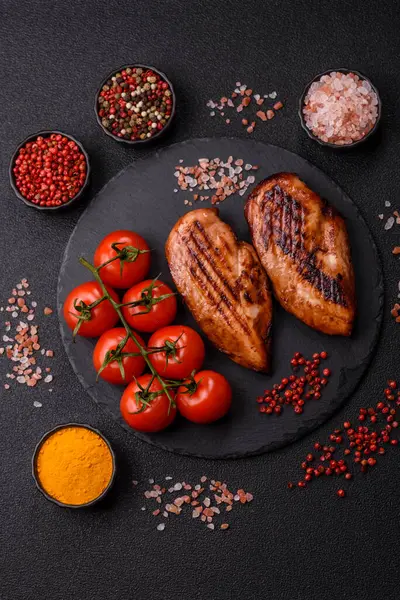 Tavuk göğsü, ızgara fileto, tabakta et yemeği. Öğle yemeği için faydalı ızgara kümes hayvanları