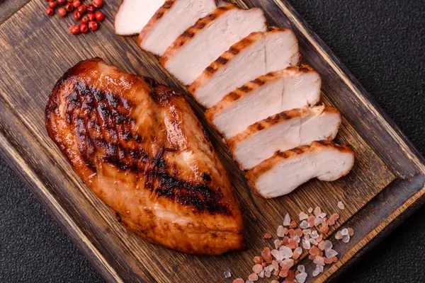 Tavuk göğsü, ızgara fileto, tabakta et yemeği. Öğle yemeği için faydalı ızgara kümes hayvanları