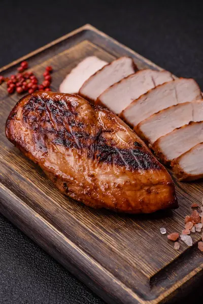 Tavuk göğsü, ızgara fileto, tabakta et yemeği. Öğle yemeği için faydalı ızgara kümes hayvanları