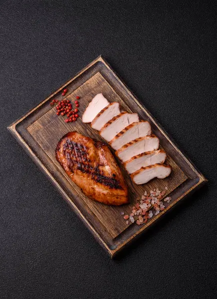 Tavuk göğsü, ızgara fileto, tabakta et yemeği. Öğle yemeği için faydalı ızgara kümes hayvanları