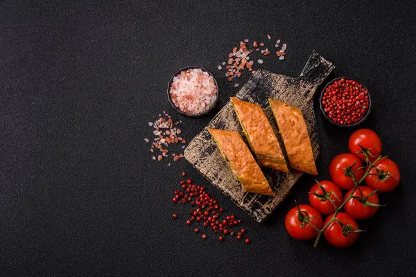 Bir rulo omlet, ıspanak, peynir ve kıyma. Yumurta ve ıspanakla yuvarlan.