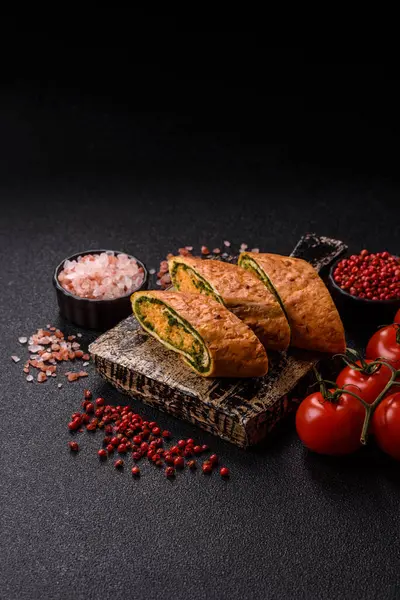 Bir rulo omlet, ıspanak, peynir ve kıyma. Yumurta ve ıspanakla yuvarlan.