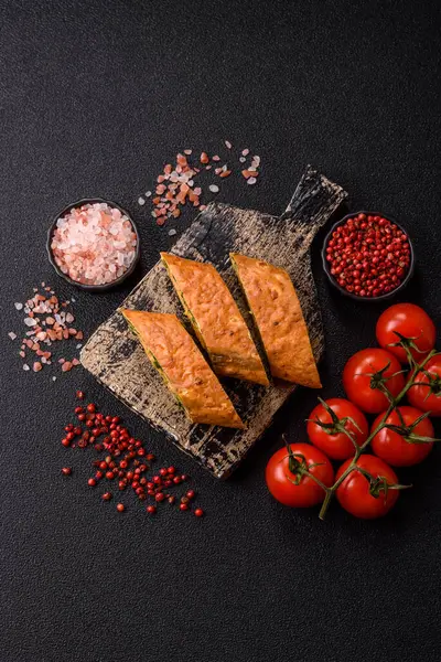 Bir rulo omlet, ıspanak, peynir ve kıyma. Yumurta ve ıspanakla yuvarlan.