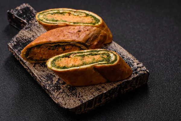 Bir rulo omlet, ıspanak, peynir ve kıyma. Yumurta ve ıspanakla yuvarlan.