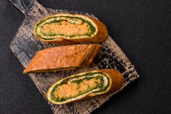 Bir rulo omlet, ıspanak, peynir ve kıyma. Yumurta ve ıspanakla yuvarlan.