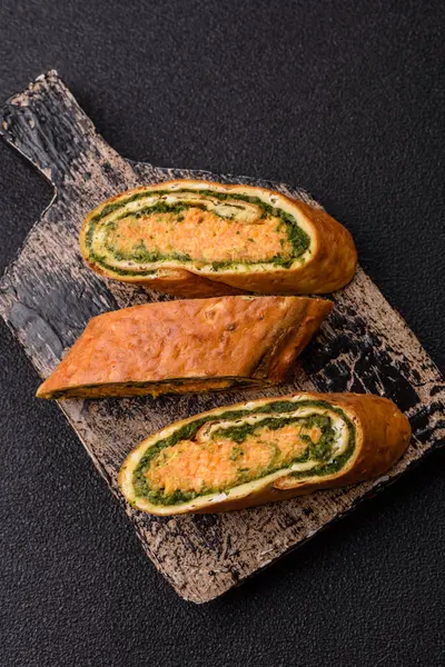 Bir rulo omlet, ıspanak, peynir ve kıyma. Yumurta ve ıspanakla yuvarlan.