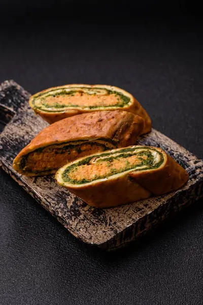 Bir rulo omlet, ıspanak, peynir ve kıyma. Yumurta ve ıspanakla yuvarlan.