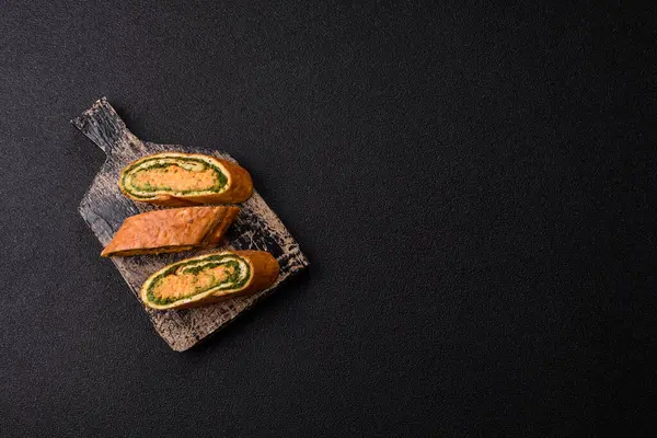 Bir rulo omlet, ıspanak, peynir ve kıyma. Yumurta ve ıspanakla yuvarlan.