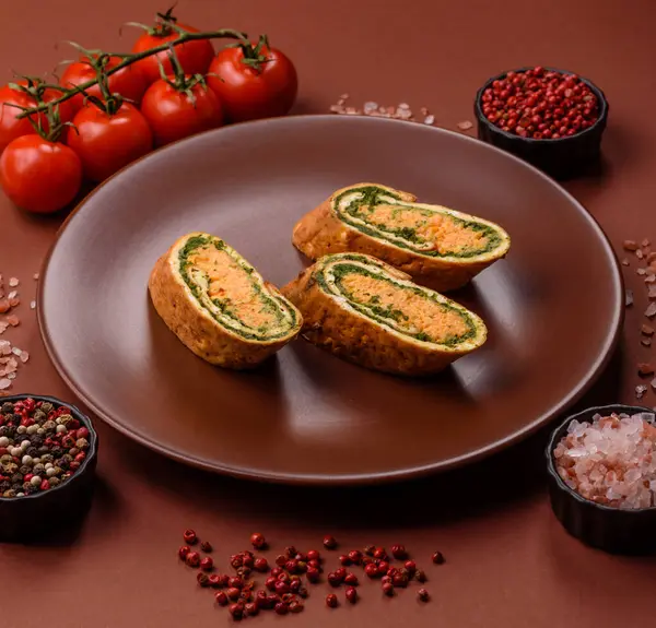 Bir rulo omlet, ıspanak, peynir ve kıyma. Yumurta ve ıspanakla yuvarlan.