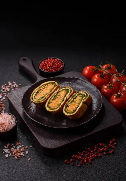 Bir rulo omlet, ıspanak, peynir ve kıyma. Yumurta ve ıspanakla yuvarlan.