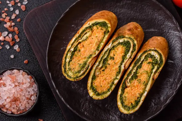 Bir rulo omlet, ıspanak, peynir ve kıyma. Yumurta ve ıspanakla yuvarlan.