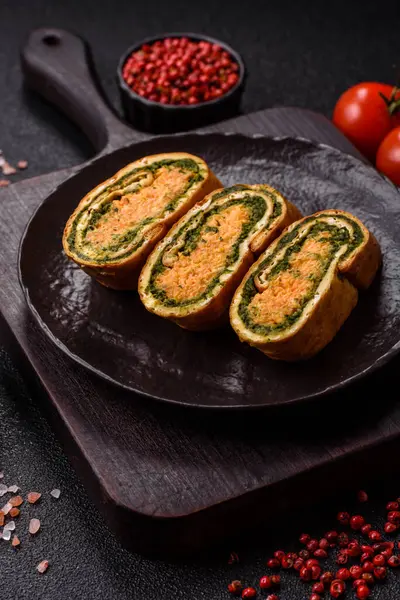 Bir rulo omlet, ıspanak, peynir ve kıyma. Yumurta ve ıspanakla yuvarlan.