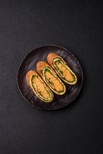 Bir rulo omlet, ıspanak, peynir ve kıyma. Yumurta ve ıspanakla yuvarlan.