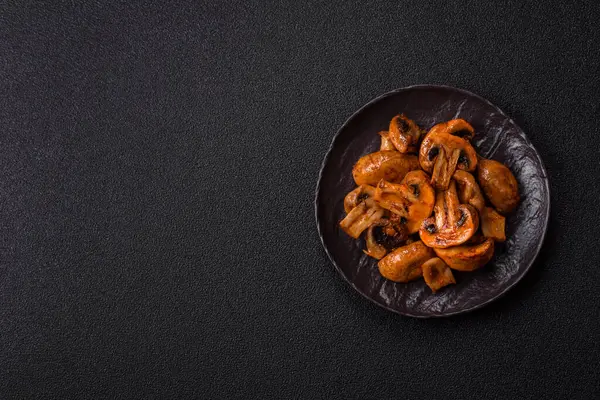 Yemek, fırında mantar soslu ve baharatlı şampiyon dilimleri. Izgara mantarların arka planı