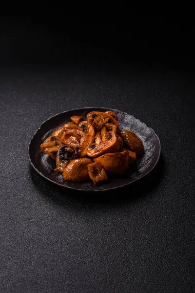 Yemek, fırında mantar soslu ve baharatlı şampiyon dilimleri. Izgara mantarların arka planı