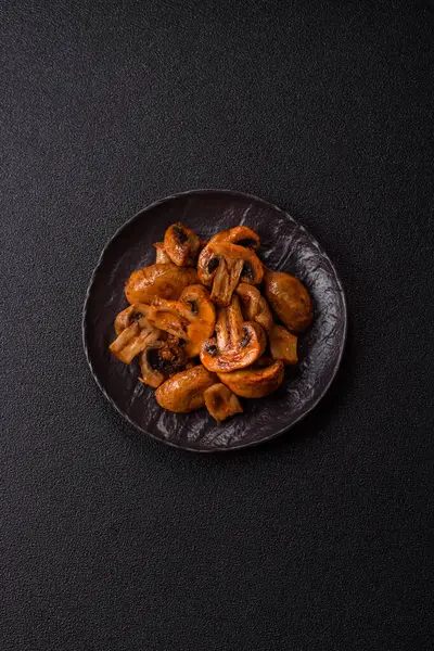 Yemek, fırında mantar soslu ve baharatlı şampiyon dilimleri. Izgara mantarların arka planı