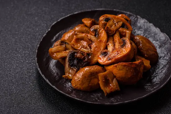 Yemek, fırında mantar soslu ve baharatlı şampiyon dilimleri. Izgara mantarların arka planı