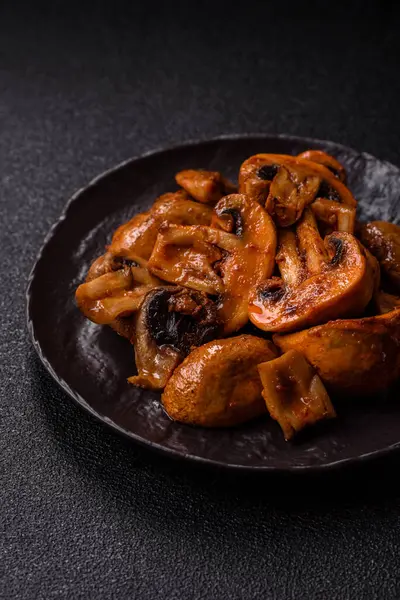 Yemek, fırında mantar soslu ve baharatlı şampiyon dilimleri. Izgara mantarların arka planı