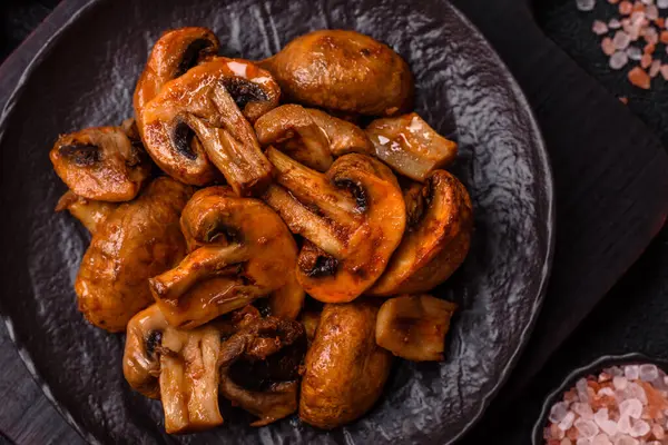 Yemek, fırında mantar soslu ve baharatlı şampiyon dilimleri. Izgara mantarların arka planı