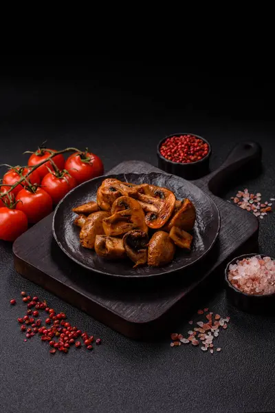 Yemek, fırında mantar soslu ve baharatlı şampiyon dilimleri. Izgara mantarların arka planı