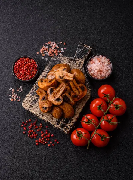 Yemek, fırında mantar soslu ve baharatlı şampiyon dilimleri. Izgara mantarların arka planı