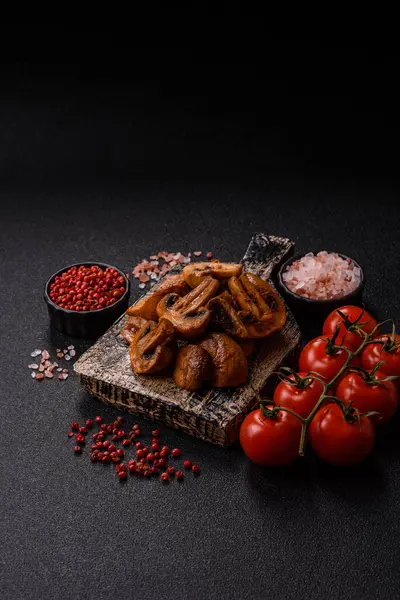 Yemek, fırında mantar soslu ve baharatlı şampiyon dilimleri. Izgara mantarların arka planı