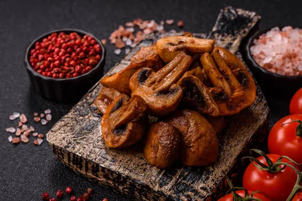 Yemek, fırında mantar soslu ve baharatlı şampiyon dilimleri. Izgara mantarların arka planı