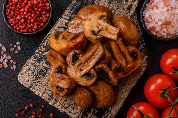 Yemek, fırında mantar soslu ve baharatlı şampiyon dilimleri. Izgara mantarların arka planı