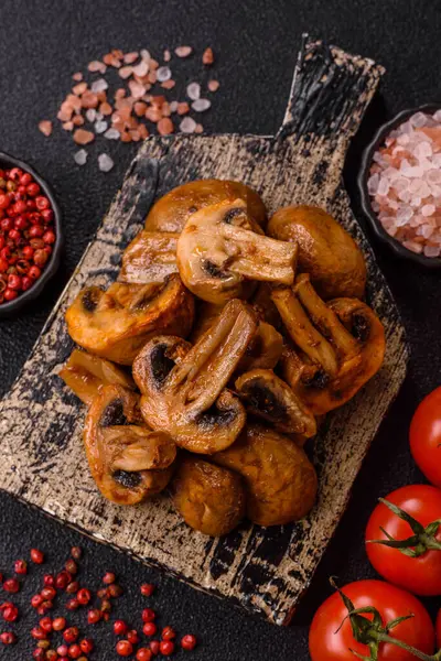 Yemek, fırında mantar soslu ve baharatlı şampiyon dilimleri. Izgara mantarların arka planı