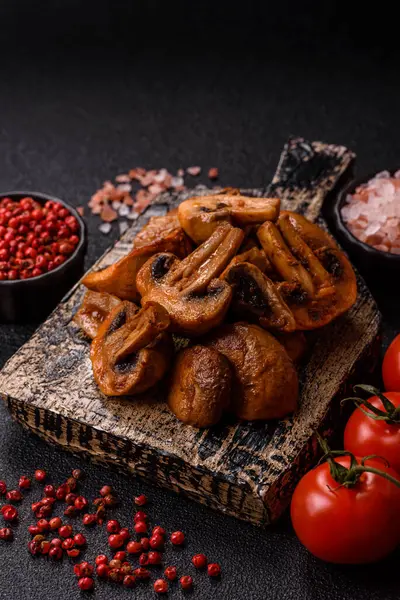 Yemek, fırında mantar soslu ve baharatlı şampiyon dilimleri. Izgara mantarların arka planı