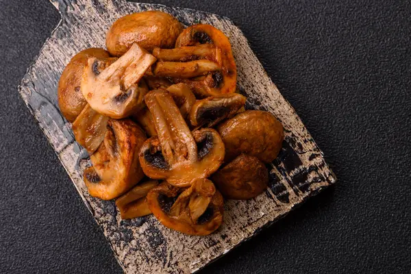 Yemek, fırında mantar soslu ve baharatlı şampiyon dilimleri. Izgara mantarların arka planı