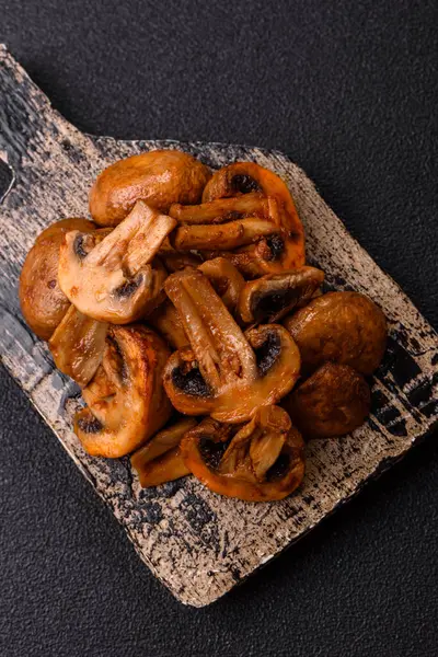 Yemek, fırında mantar soslu ve baharatlı şampiyon dilimleri. Izgara mantarların arka planı