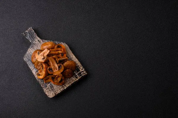 Yemek, fırında mantar soslu ve baharatlı şampiyon dilimleri. Izgara mantarların arka planı