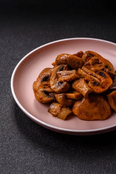Yemek, fırında mantar soslu ve baharatlı şampiyon dilimleri. Izgara mantarların arka planı