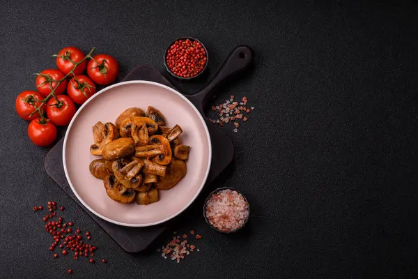 Yemek, fırında mantar soslu ve baharatlı şampiyon dilimleri. Izgara mantarların arka planı