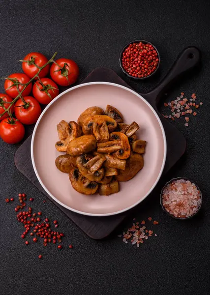 Yemek, fırında mantar soslu ve baharatlı şampiyon dilimleri. Izgara mantarların arka planı