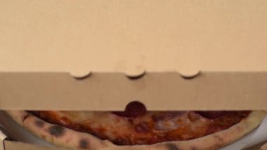 Peynirli ve salamlı İtalyan biberli pizza, domates ve sos. Fast food, dilimlenmiş pizza.