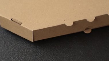 Hızlı teslimat için pizza kutusu, geri dönüşümlü karton paket. Pizza, paket yemek.