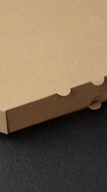 Hızlı teslimat için pizza kutusu, geri dönüşümlü karton paket. Pizza, paket yemek.