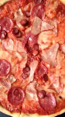 Peynirli ve salamlı İtalyan biberli pizza, domates ve sos. Fast food, dilimlenmiş pizza.